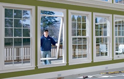 Több mint 10 éves tapasztalattal a hátunk mögött a megfelelő biztonsággal, szakszerűséggel és esztétikával építjük be az új nyílászárókat.